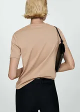 Remera color beige de corte recto, cuello redondo y mangas cortas con dobladillo.
