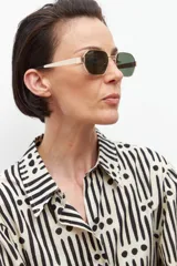 Vestido camisero corto con estampado geométrico en blanco y negro, de corte recto y manga 3/4.