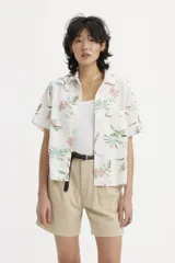 Camisa corta de algodón con estampado floral en tonos cremosos, de manga corta y cuello tipo camisa.