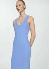 Vestido midi negro de punto fino, con cuello en pico, tirantes anchos y diseño entallado.