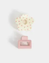 Set de dos broches para el pelo: uno con forma de flor color crema con estampado de pequeñas rosas rojas, y otro rectangular color rosa.