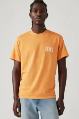 Remera color naranja con logo de Levi's estampado en blanco en el pecho.