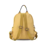 Mochila bordeaux de símil cuero con cierres metálicos, doble bolsillo frontal, asa de mano y correas regulables en galón.