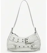 Cartera tipo baguette color blanco con correa de hombro fina y detalles de hebillas y remaches plateados.