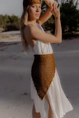 Vestido largo de color blanco, con escote en V pronunciado y tiras largas que permiten anudarlo de múltiples formas. Presenta tajo en ambos laterales y forro interno.