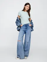 Remera verde oliva de algodón con cuello redondo y corte ajustado.