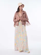 Chaqueta de cuero color marrón con corte entallado, cierre frontal asimétrico con cremallera, cuello con solapas de muesca y flecos decorativos en las mangas.