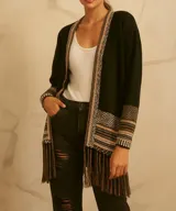 Cárdigan negro con diseño geométrico en beige y flecos en el ruedo.