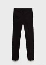 Pantalón cigarette negro con corte a la altura del tobillo y aberturas laterales.
