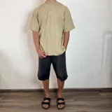 Bermuda de jean de corte ancho y largo, color negro lavado, con tiro medio y bolsillos delanteros y traseros.