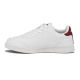 Zapatillas blancas con detalles rojos, de diseño clásico y con perforaciones decorativas.