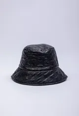 Bucket hat de símil cuero negro con bordado a tono.