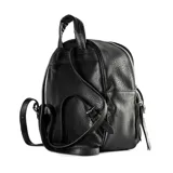 Mochila negra de poliéster con textura símil cuero graneado. Tiene un compartimento principal con cierre, un bolsillo interno con cierre, un bolsillo interno abierto y un bolsillo externo con cierre. Las correas son regulables y los herrajes son plateados.