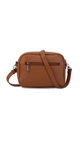 Bandolera negra de cuero sintético con doble bolsillo principal, un bolsillo frontal y trasero. Incluye correa ajustable.