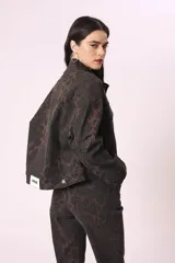 Campera de jean con estampado animal print en tonos marrones y negros.