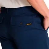 Pantalón de hombre color azul marino, de corte chino, tapered y straight.