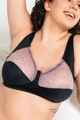 Soutien reductor sin aro, confeccionado en jersey y LYCRA® reforzada, con puntilla y breteles anchos regulables.