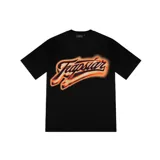 Camiseta negra con estampado del logo de Trapstar en color naranja.