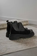 Botas Chelsea color marrón con paneles laterales elásticos y suela track.