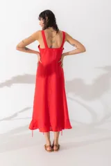 Vestido midi rojo de lino, con breteles finos y corte recto.
