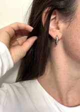 Aros tipo argolla de acero inoxidable color plateado, de 12mm de diámetro interno, con acabado PVD de titanio.