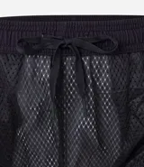 Bermuda deportiva masculina con cintura elástica, cordón interno de ajuste y forro de malla. Diseño con cuadros difuminados en degrade de gris oscuro a blanco.
