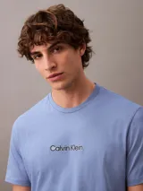Remera de algodón celeste con cuello redondo y estampado tonal del logo de Calvin Klein en el pecho.