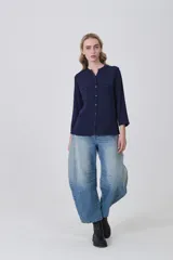 Camisa de manga larga con cuello mao y estampado paisley en tonos blanco, verde oliva y rosado. Presenta un calce holgado y bolsillos frontales.