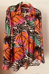 Camisa de seda con estampado de flores y rayas, de corte holgado y manga larga, ideal para usar dentro o fuera del pantalón.