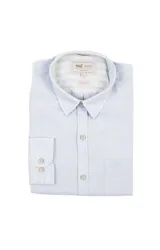 Camisa de manga larga color durazno, confeccionada en lino orgánico, con cuello italiano, cierre con botones y bolsillo en el pecho con logo bordado al tono.