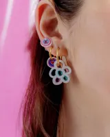 Aros en forma de flor con detalles en colores vibrantes como azul, rosa y verde, con cierre de aro.