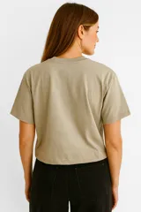 Remera manga corta color rosa con estampado de texto en el frente, de corte holgado y cuello redondo.