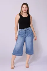 Bermuda de jean azul de corte ancho con licra.