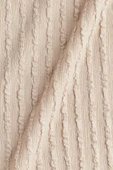 Vestido midi ajustado color beige, sin tirantes (strapless), con escote corazón que incluye un alambre de metal revestido para soporte y un borde de silicona oculto para mejor ajuste. El tejido presenta una textura plisada o arrugada vertical.