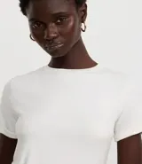 Blusa de viscosa color verde, con cuello redondo y manga corta con detalle plegado.