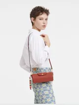 Bandolera Longchamp modelo Le Pliage Xtra, tamaño S, color terracota, con correa de cuero ajustable y cierre con botón a presión.