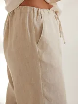 Pantalón de corte clásico, de pierna recta y ligeramente acampanada sobre el ruedo. La cintura es regulable.