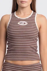 Musculosa ajustada de tejido acanalado, color marrón chocolate con rayas horizontales blancas. Tiene cuello redondo y sisas ribeteadas en color crudo, con un logo circular bordado en el pecho.