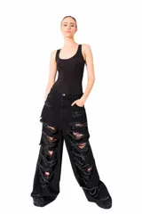 Pantalón de jean negro de corte ancho con múltiples roturas grandes y flecos.