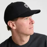 Gorra negra de algodón con visera curva y logo bordado en el frente.