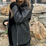 Campera gamulán negra de cuero ovino uruguayo, con interior de piel sintética y cierre frontal con cremallera.