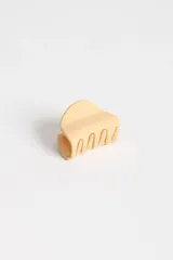 Pinza para el pelo color beige.