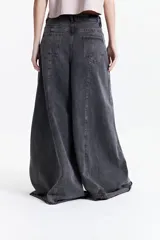 Pantalón jean oxford de tiro alto color crudo, de corte ajustado en la cadera y amplio desde la rodilla.