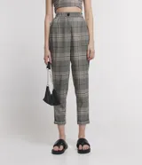 Pantalón zanahoria de sastrería con estampado de cuadros, bolsillos laterales, botón en la cintura y cierre por botón y cremallera.
