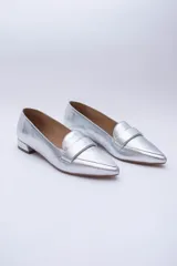 Mocasines color cobre con puntera fina y detalle de antifaz.