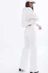 Pantalón de jean blanco de tiro alto y corte ancho (wide leg).