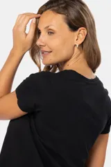 Remera de manga corta con cuello redondo, confeccionada en tejido suave de color celeste jaspeado.