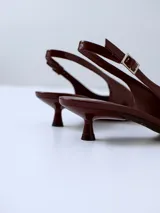 Zapato de tacón bajo color borgoña, con punta fina y tira trasera ajustable.