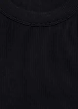 Musculosa negra de canalé con cuello redondo y corte ajustado.