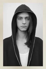 Campera negra con capucha, cierre metálico frontal, bolsillos laterales y corte oversize unisex.